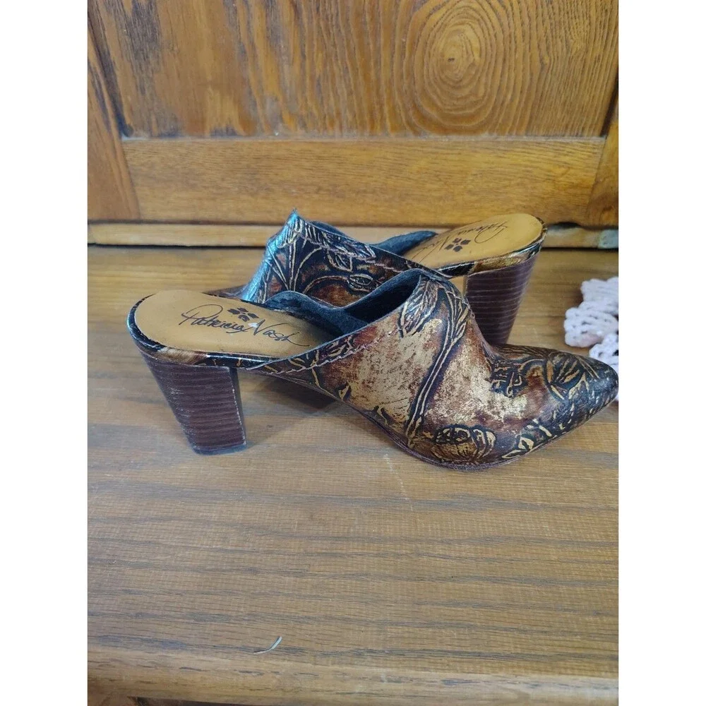 Patricia Nash Women's Ruffina Slip-On Mule, Chocolate/Gold Size 7.5 Flaw
